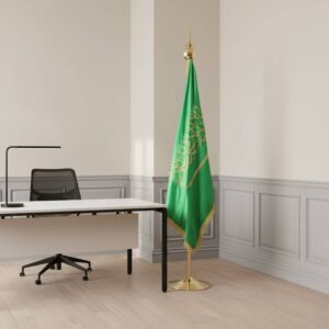 علم السعودية كبير مع سارية ذهبي